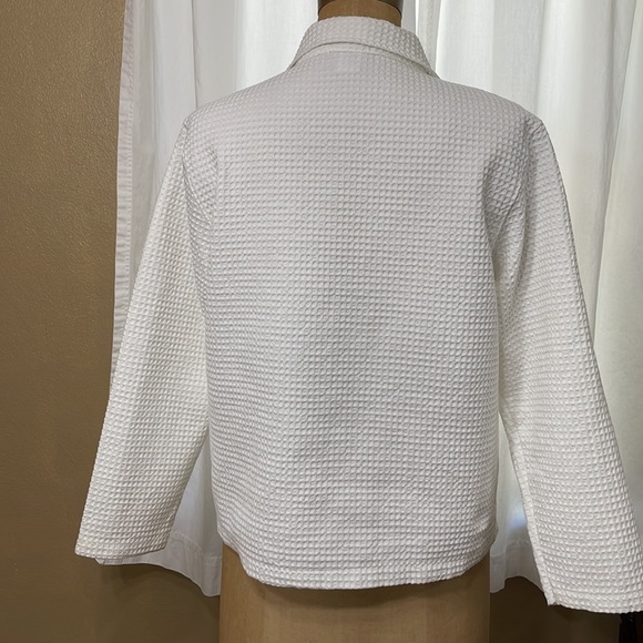 Allison Lane classic white jacket, button front, two pockets, checked texture - Picture 3 of 8